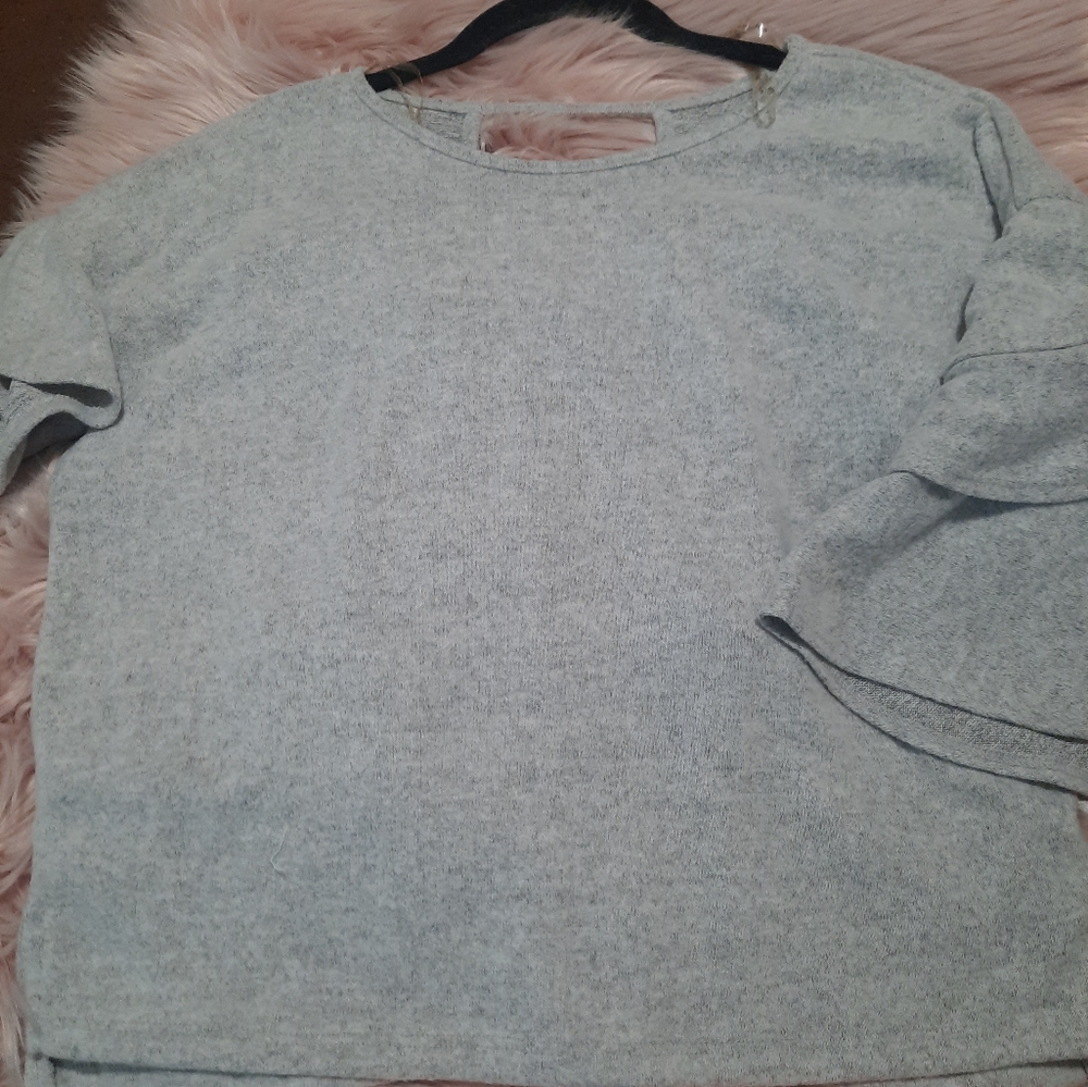 Nwt iris fuzzy gray ruffled sleeve top size small